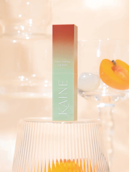 Kaine Тающий бальзам-блеск для губ – 03 теплый абрикос Glow Melting Lip Balm – Warm Apricot 3.7 гр фото 4